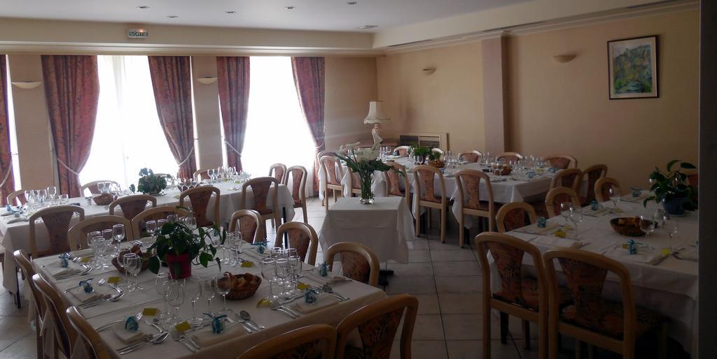 Logis Hotel Restaurant Des Voyageurs 퐁드저는살라스 외부 사진