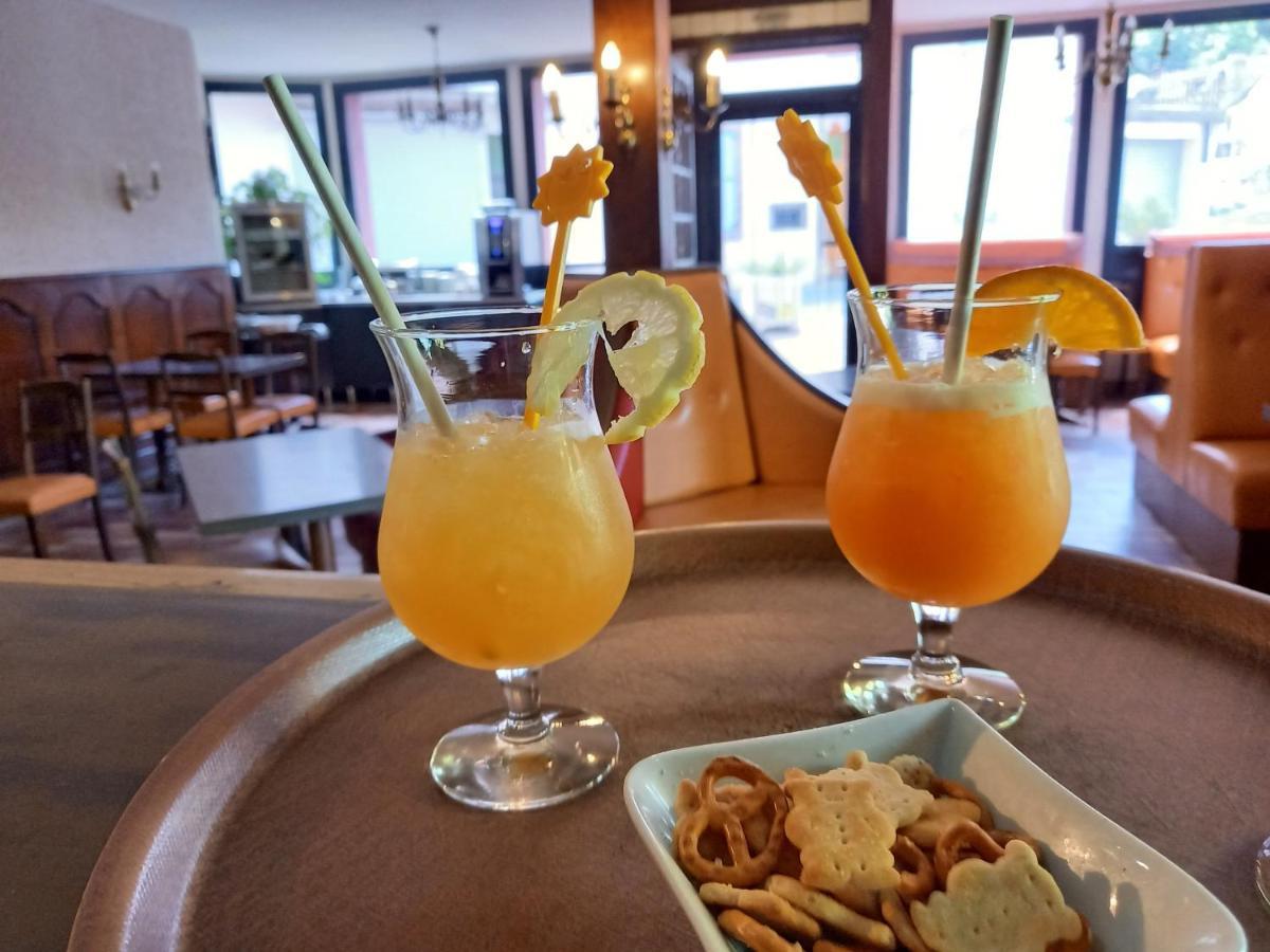 Logis Hotel Restaurant Des Voyageurs 퐁드저는살라스 외부 사진
