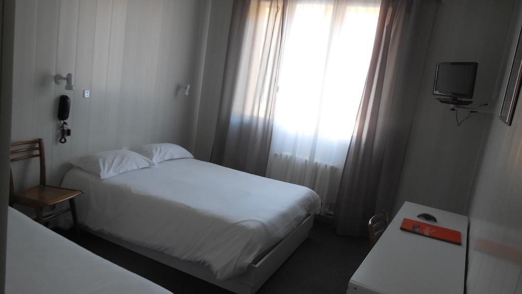 Logis Hotel Restaurant Des Voyageurs 퐁드저는살라스 외부 사진