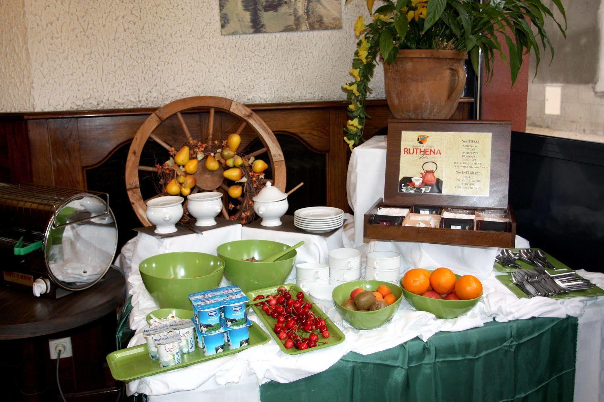 Logis Hotel Restaurant Des Voyageurs 퐁드저는살라스 외부 사진