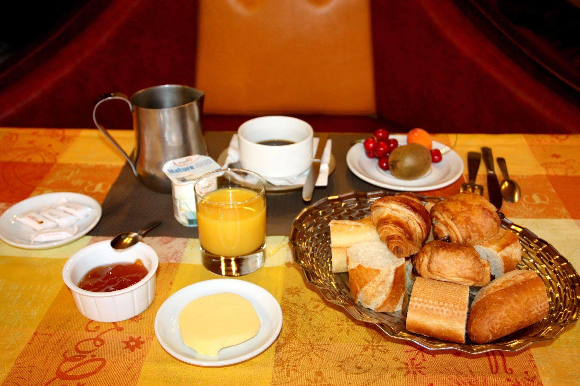 Logis Hotel Restaurant Des Voyageurs 퐁드저는살라스 외부 사진
