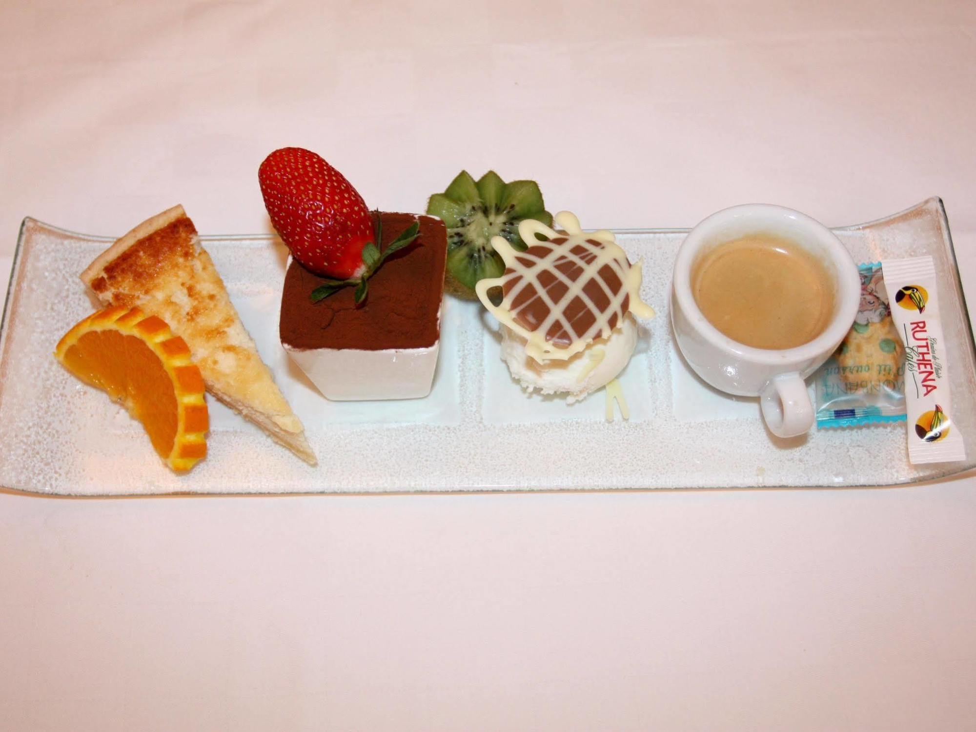 Logis Hotel Restaurant Des Voyageurs 퐁드저는살라스 외부 사진