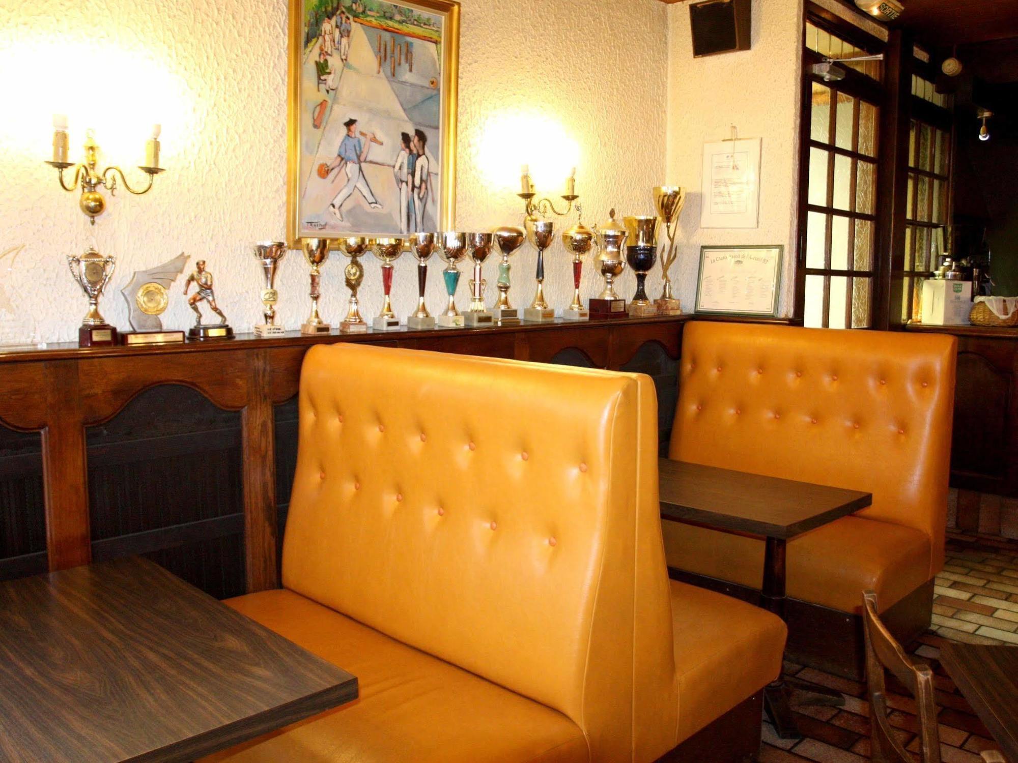 Logis Hotel Restaurant Des Voyageurs 퐁드저는살라스 외부 사진